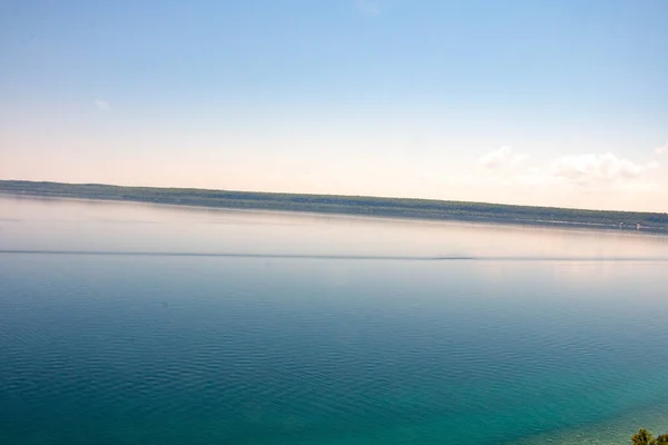 Ландшафт Озера Прекрасними Блакитними Водами Фотографія Високої Якості — стокове фото