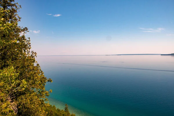 Lake Huron paisagem mostrando as belas águas azuis — Fotografia de Stock
