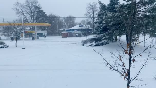 Lapso de tiempo de un arado que limpia el estacionamiento después de 30cm de nieve en Canadá — Vídeos de Stock