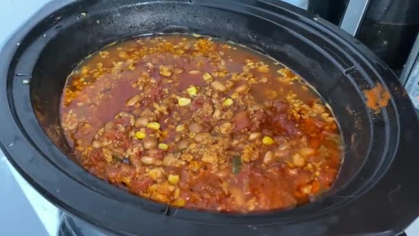 Horké chilli papričky v hrnci, rozlišení 4k — Stock video