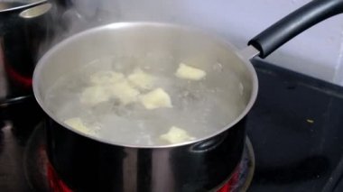 Büyük bir çelik tavada haşlanmış gnocchi. Geleneksel bir İtalyan yemeği.