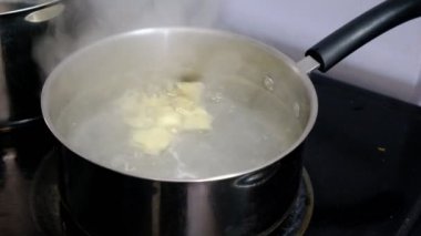 Büyük bir çelik tavada haşlanmış gnocchi. Geleneksel bir İtalyan yemeği.
