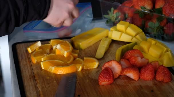 Empacotar frutas cortadas para que possa ser colocado no congelador — Vídeo de Stock