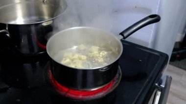 Büyük bir çelik tavada haşlanmış gnocchi. Geleneksel bir İtalyan yemeği.