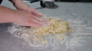 Gnocchi için patates hamuru hazırlıyorum. Süreç un ve patates içeriyor.. 