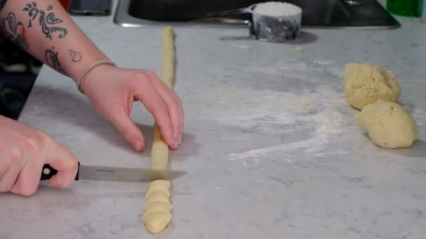 Krojenie gnocchi na małe kawałki — Wideo stockowe
