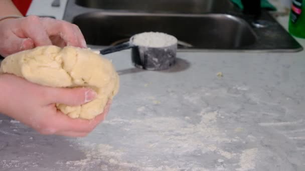 用马铃薯面团做粥.这个过程涉及面粉和土豆. — 图库视频影像