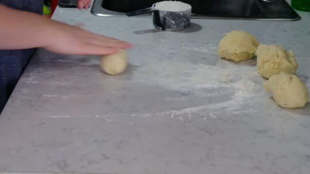 Hoe gnocchi te maken. Een hip jong meisje handen maakt gnocchi — Stockvideo