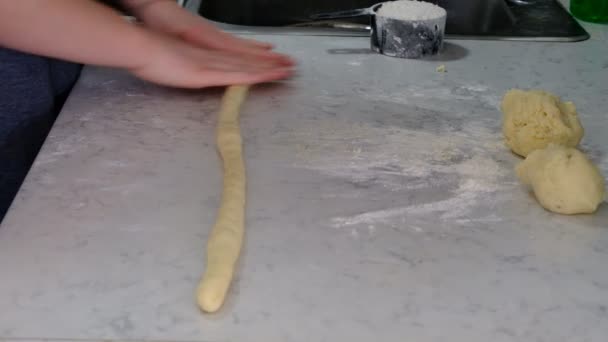 Разрезание ньокки на мелкие кусочки — стоковое видео