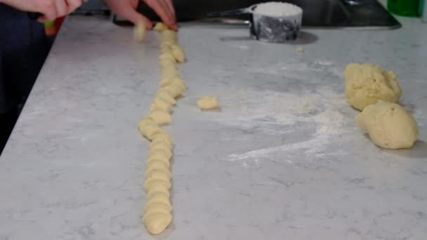 Krojenie gnocchi na małe kawałki — Wideo stockowe