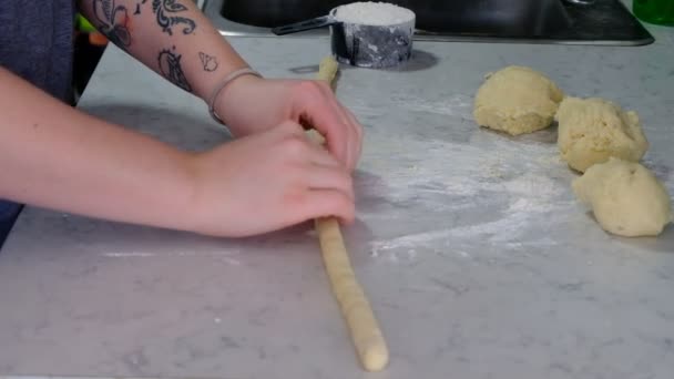 Come fare gli gnocchi. Un anca giovani ragazze mani fa gnocchi — Video Stock