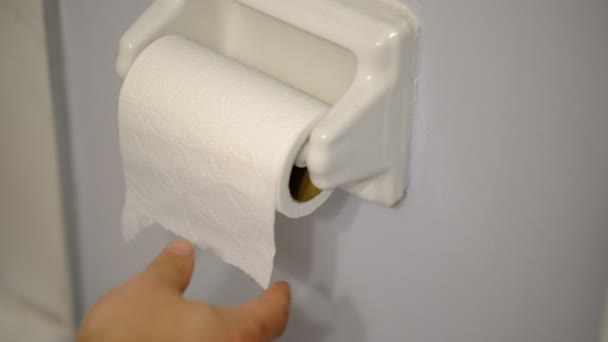 Toilettenpapier von der Rolle nehmen, Konzeptvideo — Stockvideo