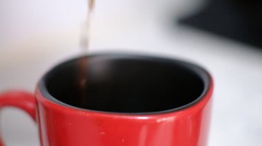Red Cup stok videosuna kahve dolduruyorum.