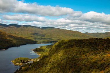 Mount Tremblant Park ve Lake Monroe 'nun panoramik manzarası