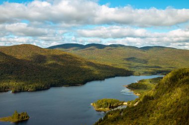 Mount Tremblant Park ve Lake Monroe 'nun panoramik manzarası