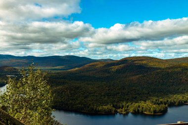 Mount Tremblant Park ve Lake Monroe 'nun panoramik manzarası