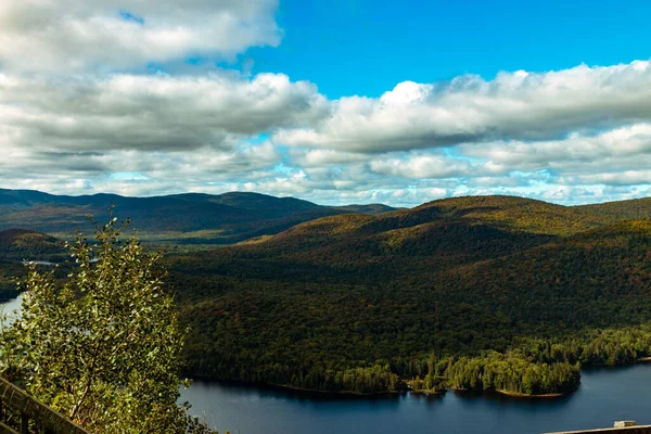 Vista panorâmica do Parque Mount Tremblant e do Lago Monroe — Fotografia de Stock