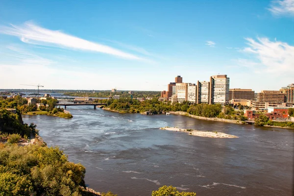 Parlementsheuvel met Canadese parlementsgebouwen en bibliotheek. Het centrum van Ottawa op de achtergrond. Ottawa, Ontario, Canada — Stockfoto