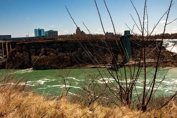 NIAGARA FALLS Den fantastiske Niagara Falls er kendt for sin skønhed og er det kollektive navn for tre vandfald, der krydser den internationale grænse mellem Canada og USA. - Stock-foto