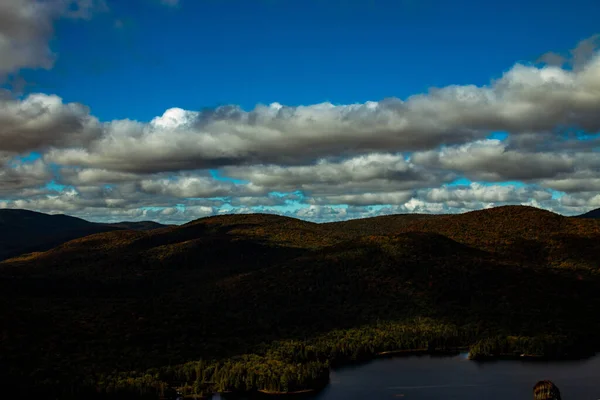 Floresta boreal exuberante em Quebec, Canadá. Região das montanhas Laurentianas. Hora de outono, árvores coloridas. — Fotografia de Stock