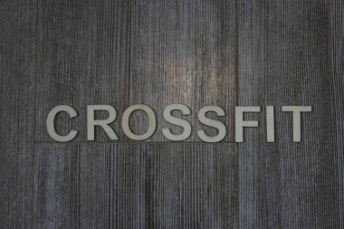 London Canada, 04 Mayıs 2021: Crossfit sözcüğünün editoryal illüstrasyon fotoğrafı ve 30 lb kettlebell. Crossfit bir egzersiz türüdür.