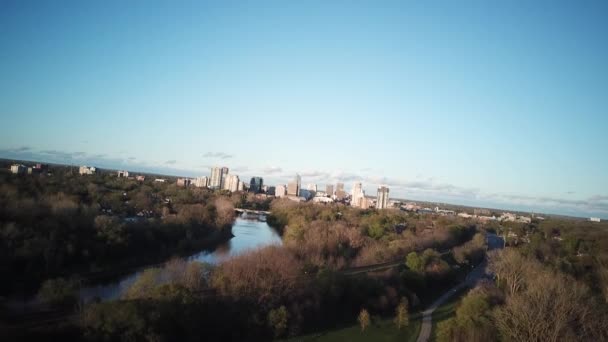 Vista de Londres Canadá y el río Támesis por el que es conocido. La ciudad del bosque — Vídeos de Stock