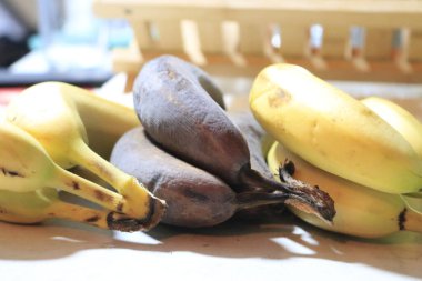 Ev yapımı meyve püresi için plastik blender kabında soyulmuş sarı muzların makro yakın plan çekimi.