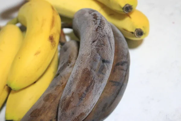 Macro primer plano de plátanos amarillos pelados frescos en el envase de la licuadora de plástico para batido casero de frutas — Foto de Stock