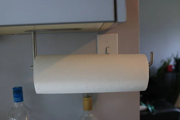 Foto de stock de un toallero de papel en la cocina — Foto de Stock