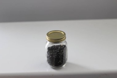 Bir kavanoz dolusu siyah kaplumbağa fasulyesi kullanmaya hazır. 