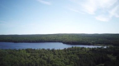Kanada 'nın Ontario kentindeki Bonnechere İl Parkı' ndaki Round Lake üzerinde inanılmaz yüksek irtifa manzarası var.