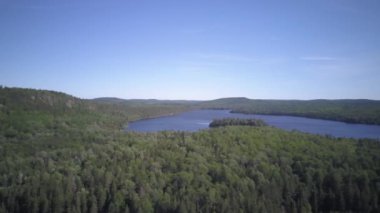 Kanada 'nın Ontario kentindeki Bonnechere İl Parkı' ndaki Round Lake üzerinde inanılmaz yüksek irtifa manzarası var.