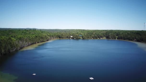 Die riesige Wald- und Seenlandschaft Nordkanadas — Stockvideo