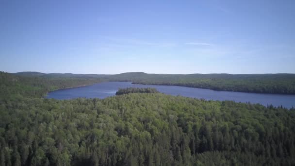 Ongelooflijk uitzicht op grote hoogte over Round Lake in Bonnechere Provincial Park in Ontario, Canada terwijl de camera naar beneden kantelt — Stockvideo