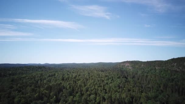 Increíble vista aérea de gran altitud sobre Round Lake en el Parque Provincial Bonnechere en Ontario, Canadá mientras la cámara se inclina hacia abajo — Vídeos de Stock