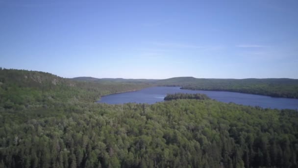 Increíble vista aérea de gran altitud sobre Round Lake en el Parque Provincial Bonnechere en Ontario, Canadá mientras la cámara se inclina hacia abajo — Vídeos de Stock