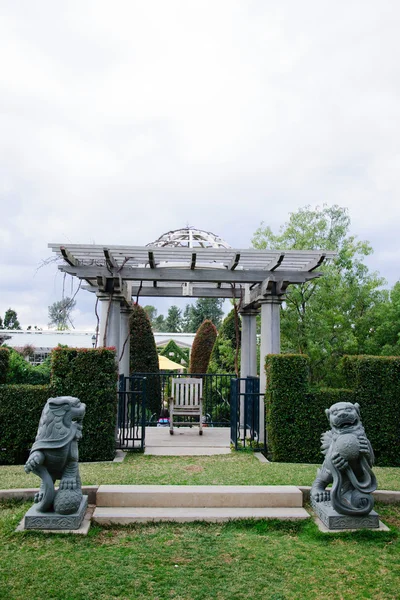 Old Foo Dog and alcove  in the City Garden — Stock Photo, Image