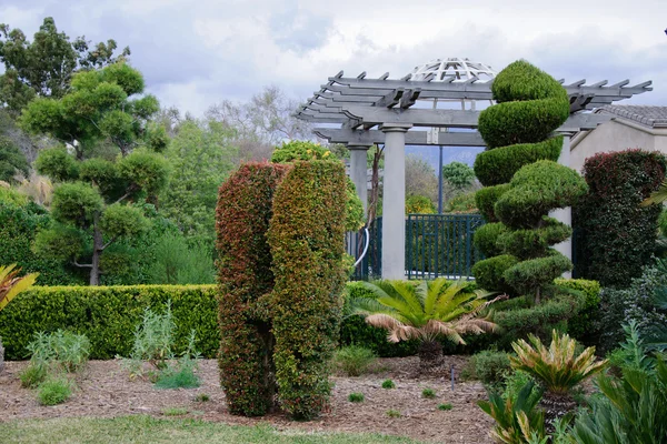 Céu cinzento e alcova no Jardim da Cidade — Fotografia de Stock