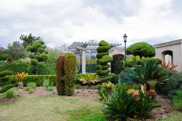 Cielo gris y alcoba en el Jardín de la Ciudad —  Fotos de Stock