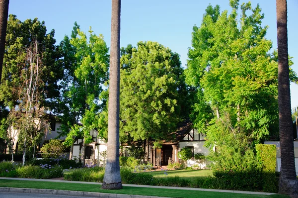 Casa con patio y camino de jardín — Foto de Stock