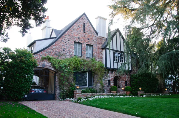 House with frontyard and garden path — Stock Photo, Image