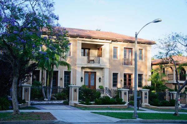 Maison avec façade et chemin de jardin — Photo