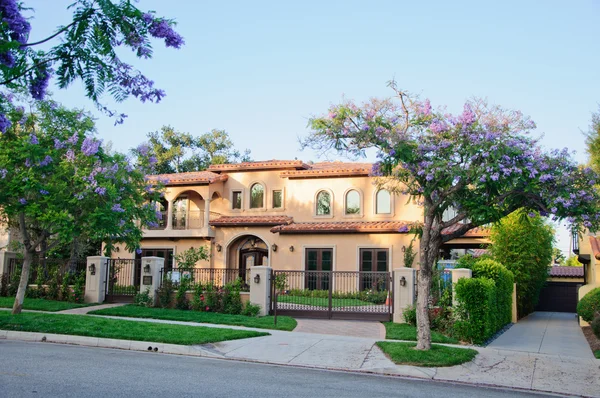 Casa con patio y camino de jardín — Foto de Stock