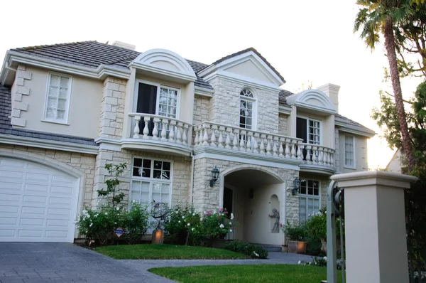 Haus mit Vorplatz und Gartenweg — Stockfoto