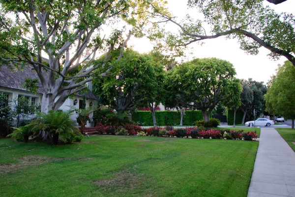 Casa con patio y camino de jardín —  Fotos de Stock