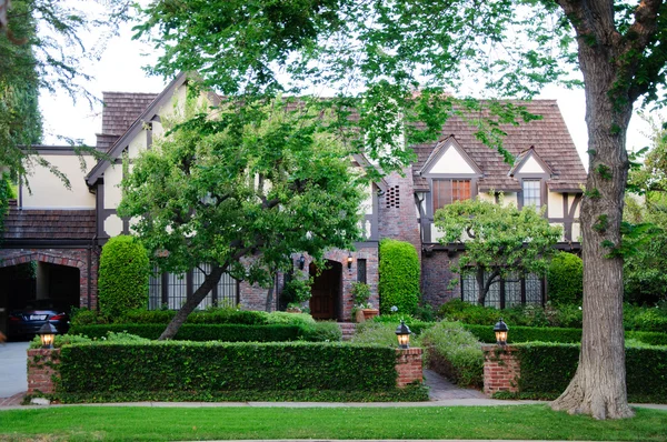 Huis met frontyard en tuin pad — Stockfoto