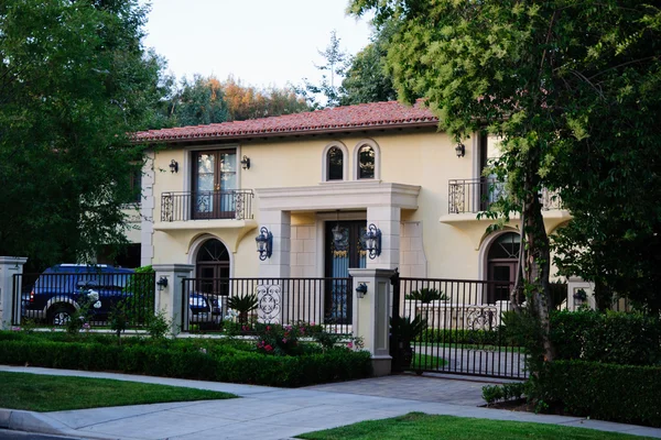 İçindedir ve Bahçe yolu ile ev