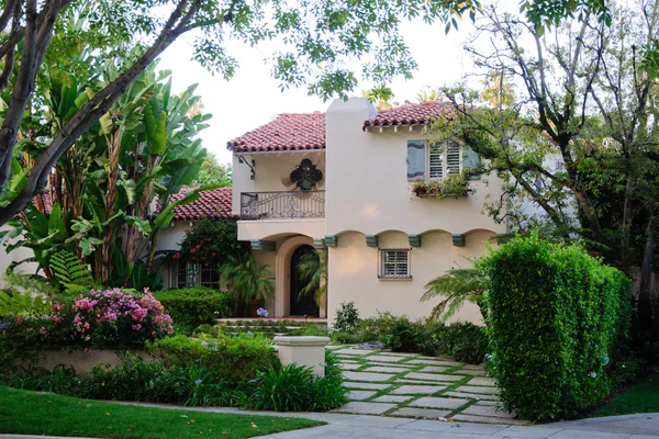 Maison avec façade et chemin de jardin — Photo