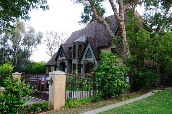 Casa com frontyard e jardim caminho — Fotografia de Stock