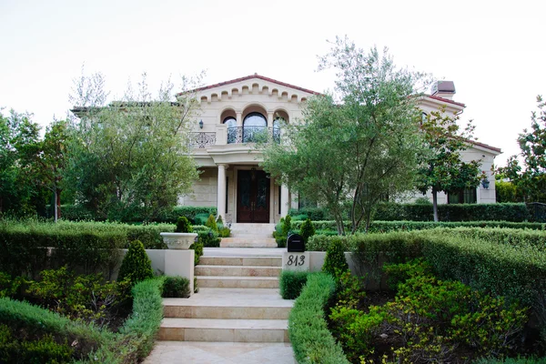 Maison avec façade et chemin de jardin — Photo